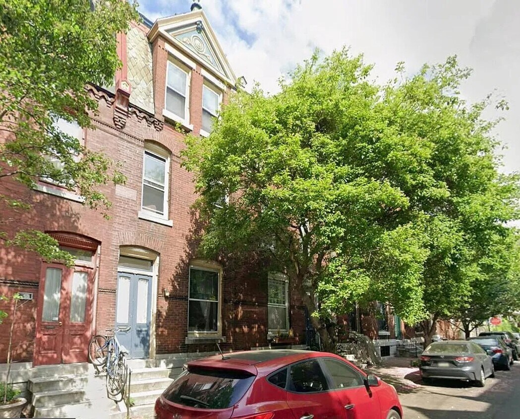 Vista del edificio desde la calle - 826 N Woodstock St