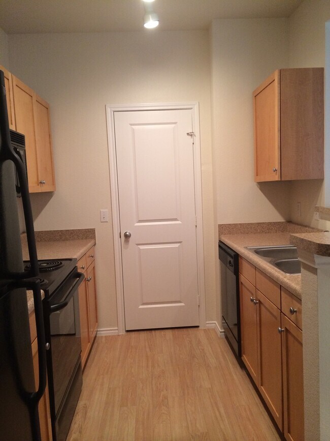 Foto del edificio - Modern 2-Bedroom in Eden Prairie with Heated Parking and Resort-Style Amenities