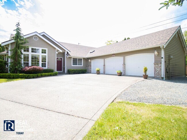 Foto del edificio - Beautiful 4BR Home Near Orting with Large Yard, Oversized Garage & A/C