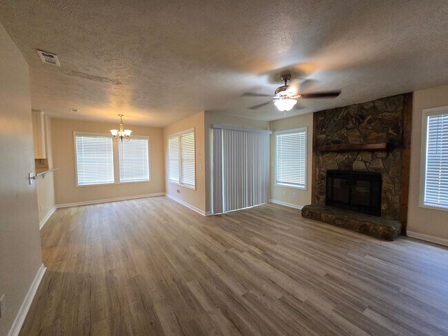 Foto del edificio - 6780 Willowbrook Dr