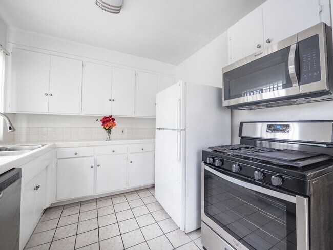 Foto del edificio - 7245 Willoughby Ave