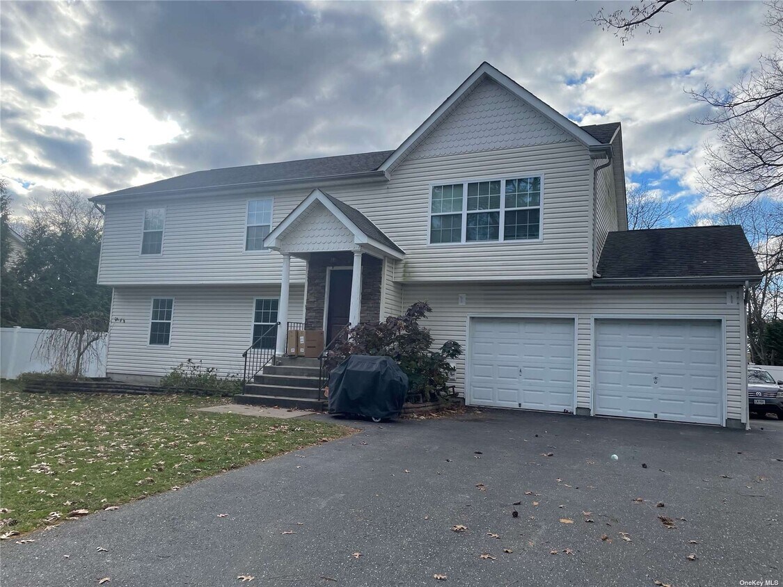 2070 Ocean Ave, Ronkonkoma, NY 11779 House Rental in Ronkonkoma, NY