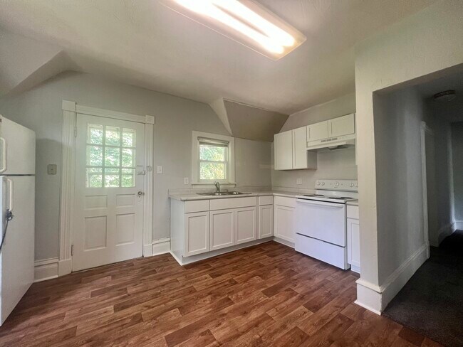 Kitchen - 119 S 6th St