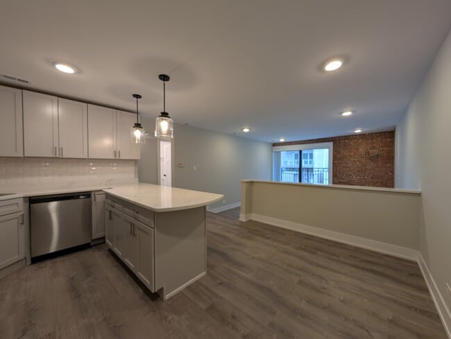 Building Photo - 1254 N La Salle Dr