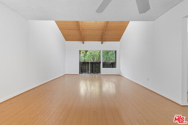 Foto del edificio - 18350 Hatteras St