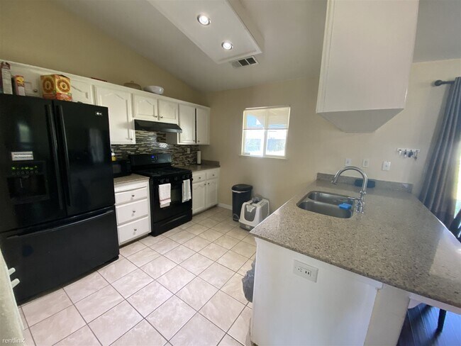Building Photo - 4 br, 2 bath House - 2228 N Heron Dr