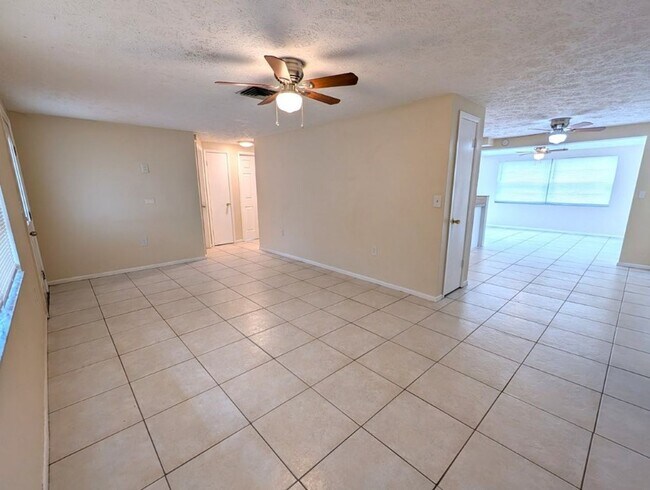 Building Photo - 6617 Lenoir Dr