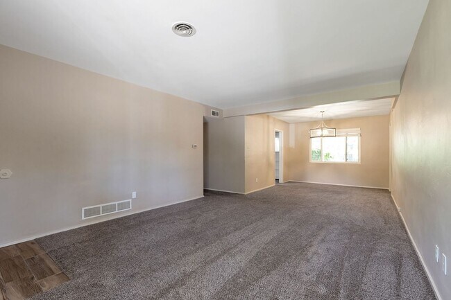 Foto del edificio - Single Family Home in Hoffman Heights - So...