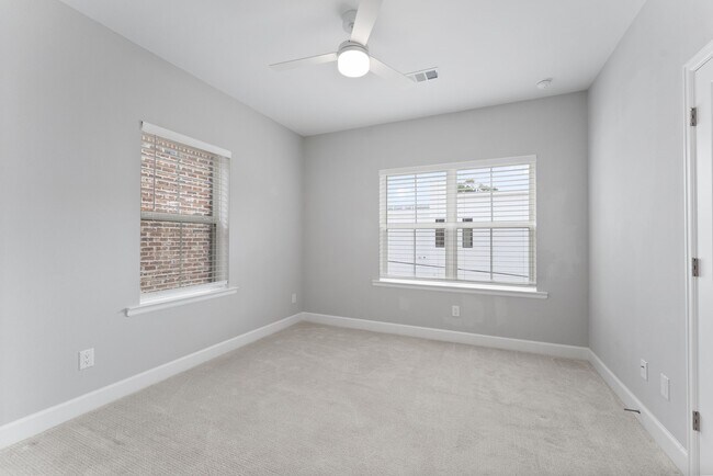 Building Photo - 114 Magnolia Grn St