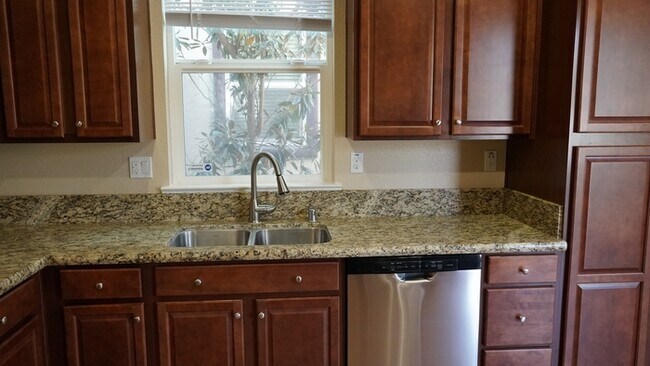 Building Photo - Beautiful two story home in Roseville!