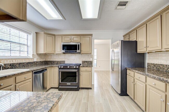 Building Photo - 6610 Inverness Way