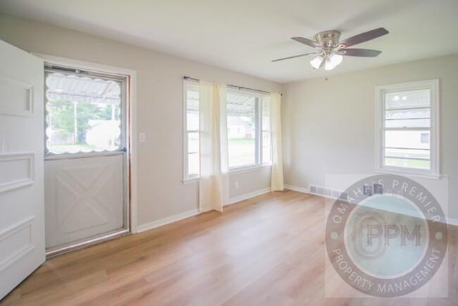 Building Photo - 2 Bed 1 Bath House Located In Council Bluf...