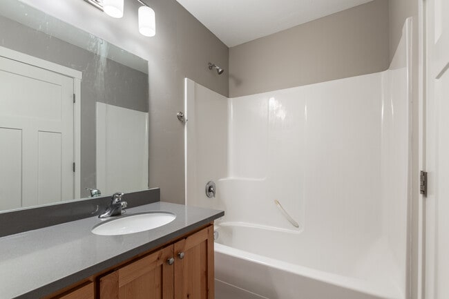 Building Photo - Meadowcreek Townhomes