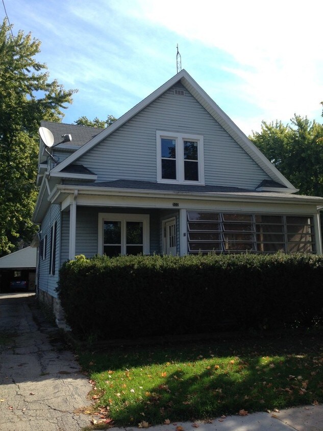 Primary Photo - 2 Bed/1 Bath Upper