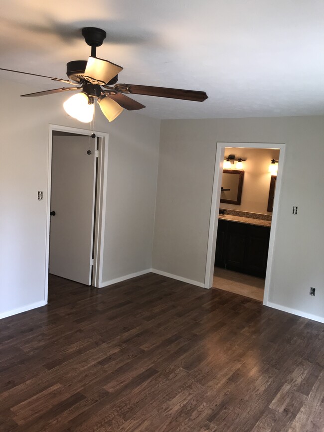 Master bedroom - 3800 Hackberry Lane