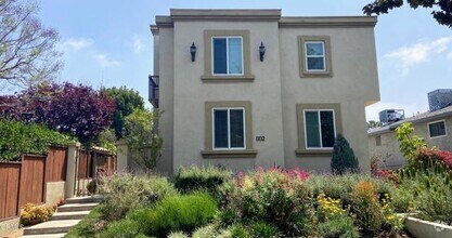 Building Photo - 802 Magnolia Ave