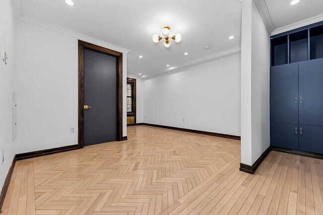 Building Photo - 121 E 37th St