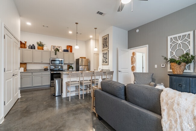 2BR, 2BA - 926SF - Living Room - Lakeland Town Square