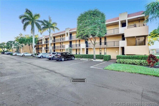 Foto del edificio - 6114 Coral Lake Dr