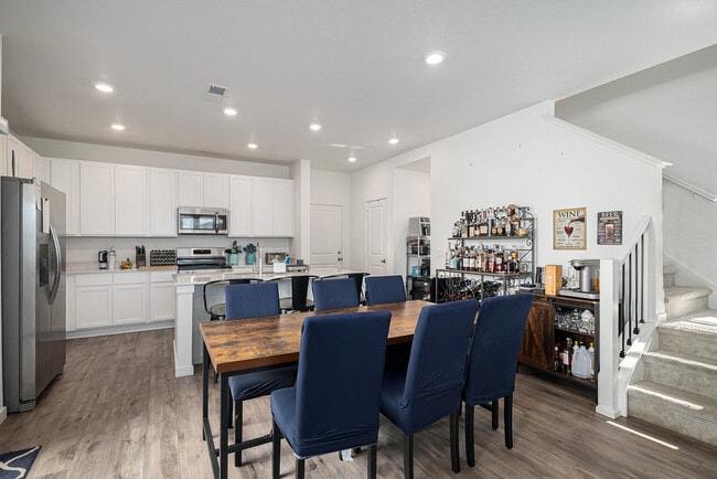 Building Photo - 635 Cottonwood Ave