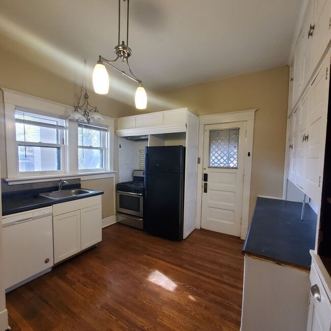 Building Photo - 1637 G St