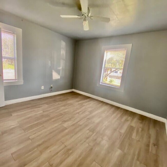 Foto del edificio - Handyman Special $0 First Month's Rent / $0 Deposit at move-in “You fix, you SAVE BIG!!” Contact ...