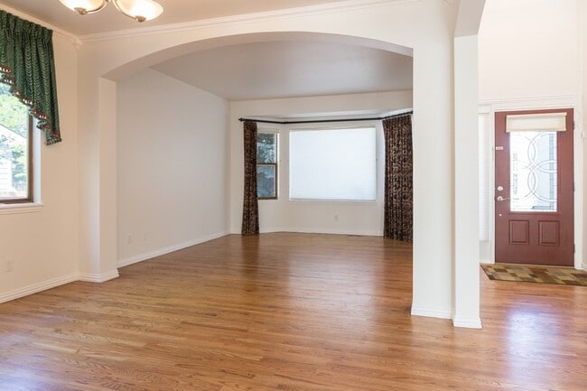 Building Photo - Gorgeous 4 bedroom home available in Willo...