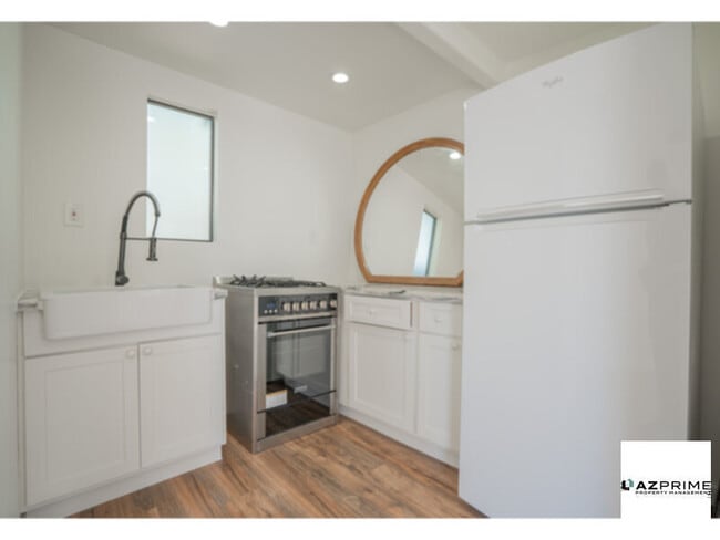 Building Photo - Experience Modern City Living In This Effi...