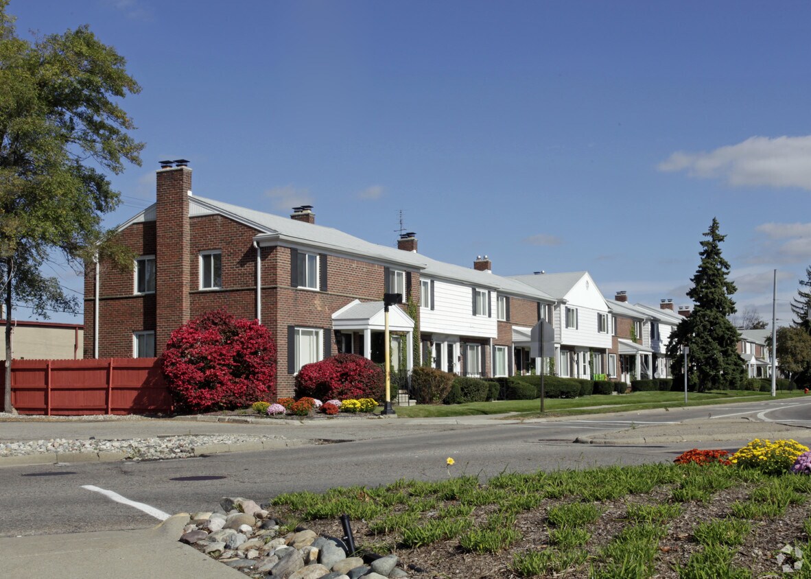 Primary Photo - 3301-3355 Coolidge Hwy
