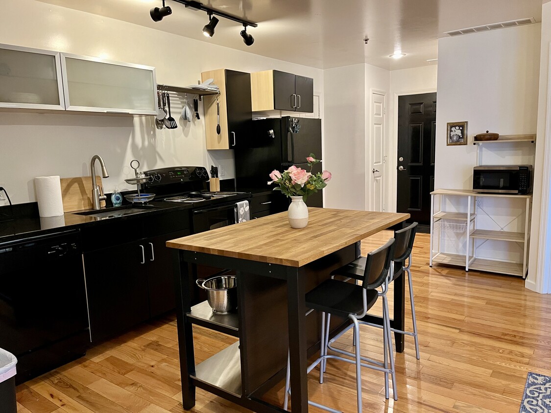Primary Photo - Pet-friendly Ground level Modern apartment