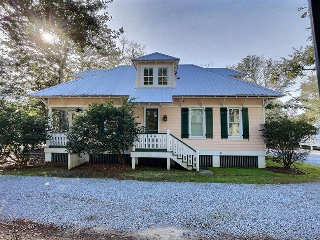 Foto del edificio - Commercial/Residential 3 Bedroom 3 Bath Cottage Close to Downtown Ocean Springs