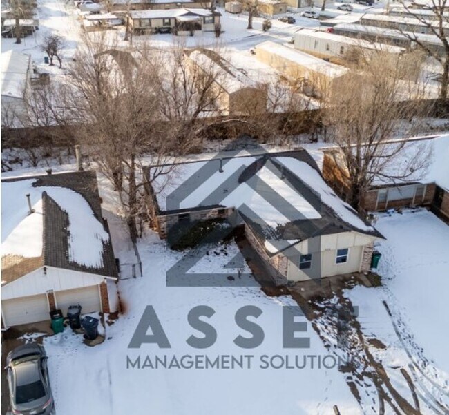 Foto del edificio - Spacious 5-Bedroom Home Near Tinker AFB and Local Parks