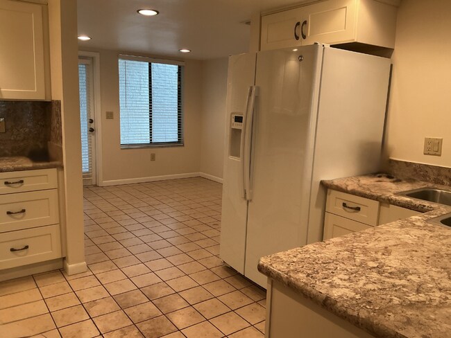 Foto del edificio - Lakeview Condo Coming Soon | Directly Acro...