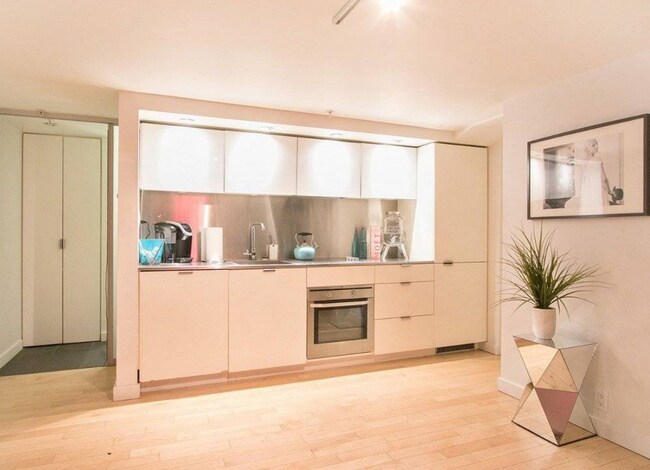 Photo du bâtiment - 53-153 W Hastings St