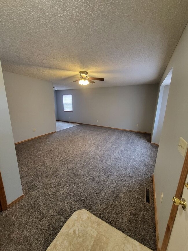Building Photo - 3 Bedroom 2 Bath Duplex.  1 Car garage.  Maintenance Free We Mow!