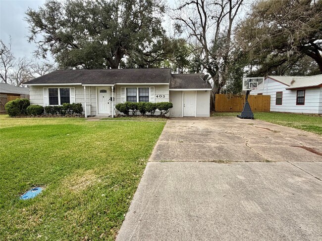 Building Photo - 403 Oak Dr