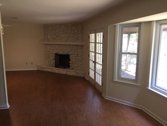 Foto del edificio - 1115 Briar Creek Rd