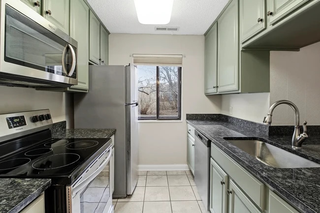 Building Photo - 2103 Melrose Dr