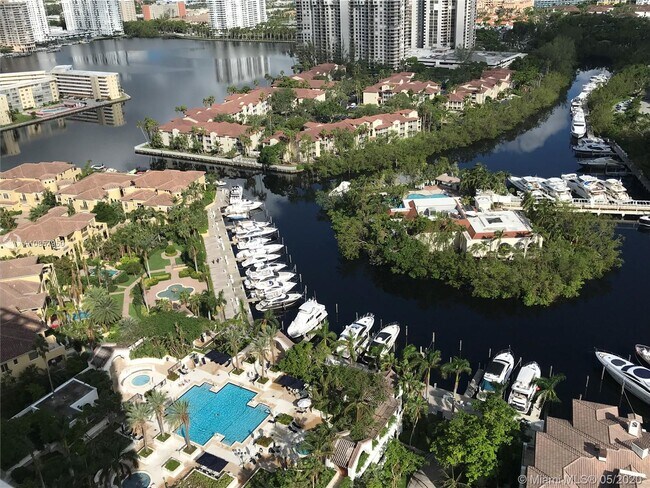 Foto del edificio - 2000 Island Blvd