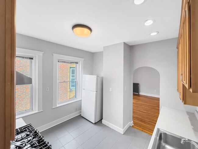 Foto del edificio - 595 Centre St