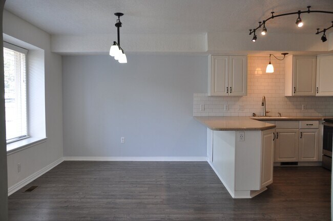 Foto del edificio - 752 Village Way N