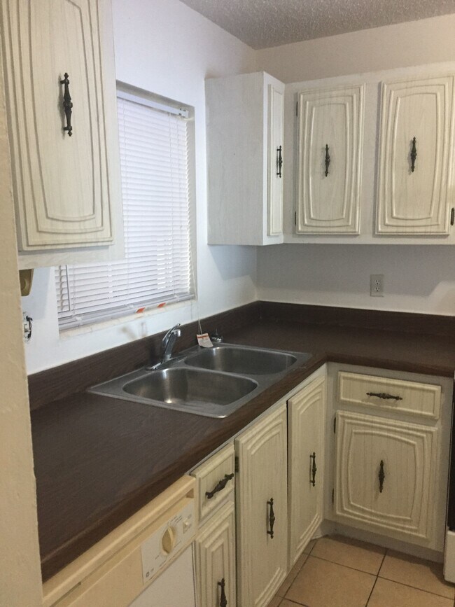 Foto del edificio - 2711 N Halifax Ave