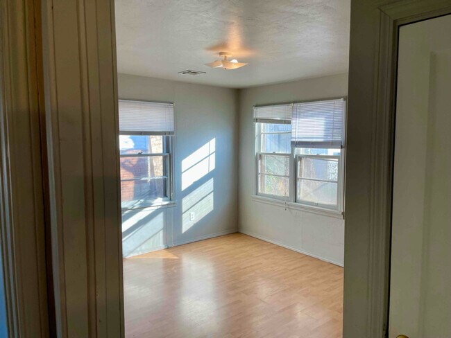 Foto del edificio - 1006 E Campbell St