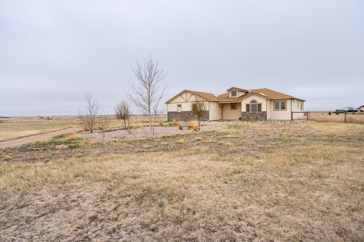Foto principal - Great 3-Bedroom 2-Bathroom Home with Space...