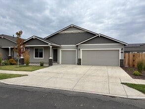 Building Photo - 1067 NW Varnish Ave
