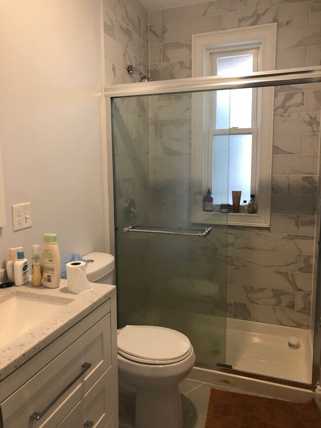 Foto del edificio - No Brokers Fee, In-Unit Washer and Dryer, Pets- Friendly Unit, Porch, Greal Location!