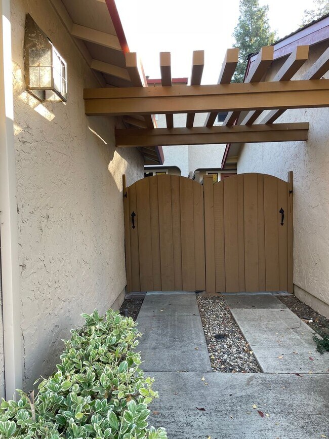 Building Photo - Santa Clara - Warm and spacious townhome