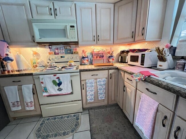 Building Photo - 9724 SW 114th Ct