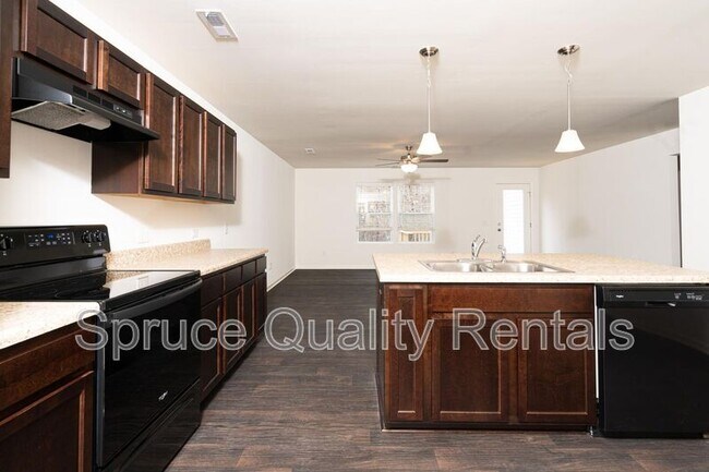 Photo - 544 Freeport Ct House