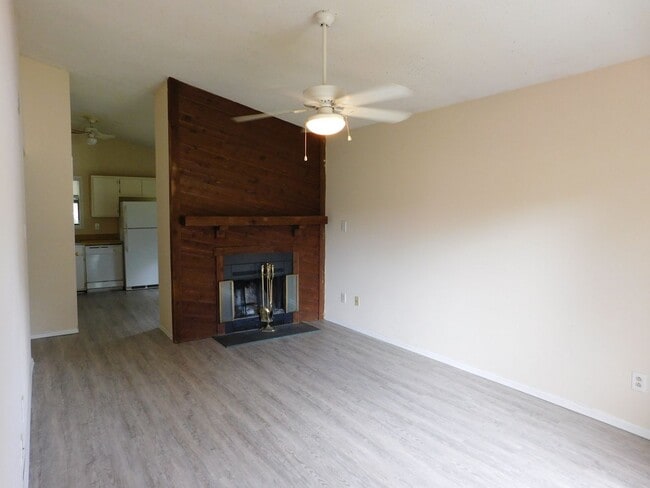 Building Photo - 1703 RaceTrack Rd